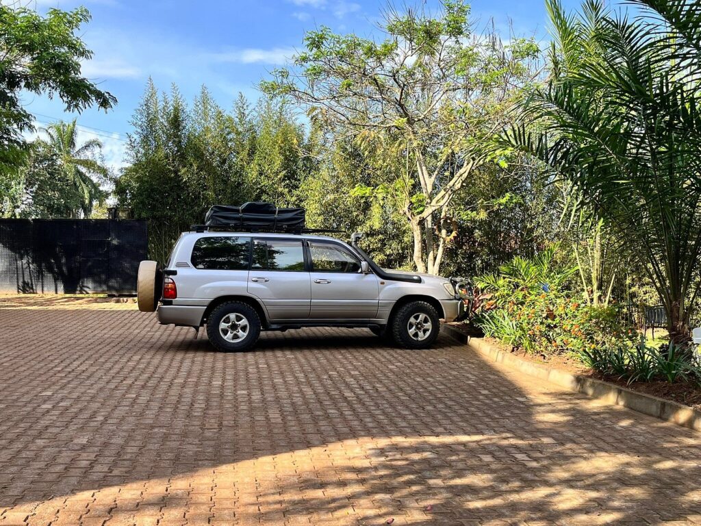 v8 land cruiser safari rental uganda